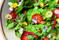 1200x675 kuzukulakli ve cilekli yaz salatasi