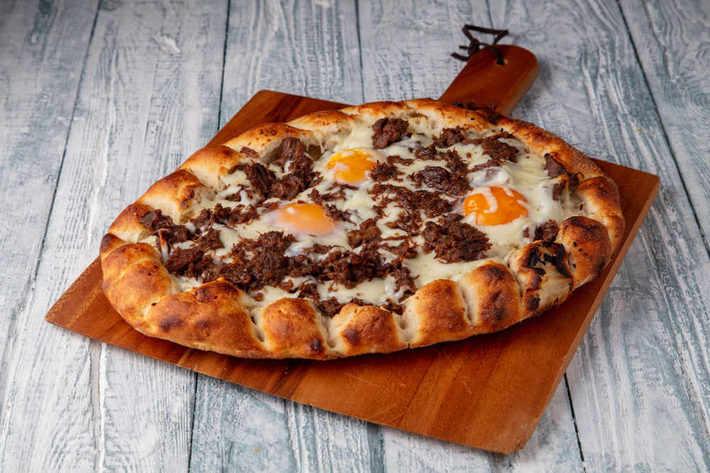 Kavurmali yumurtali pide i1
